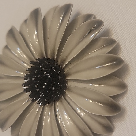 Vintage Metal Flower Brooch - Picture 4 of 6